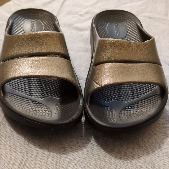 OOFOS Silver and Black Slide Sandals - Picture 4 of 5
